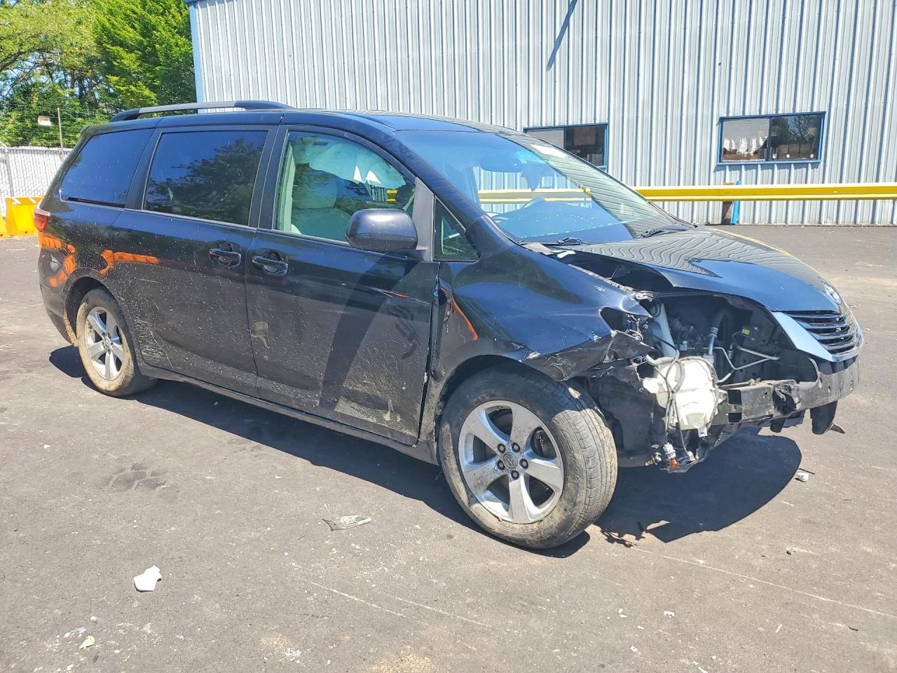 2015 TOYOTA SIENNA LE photo 7