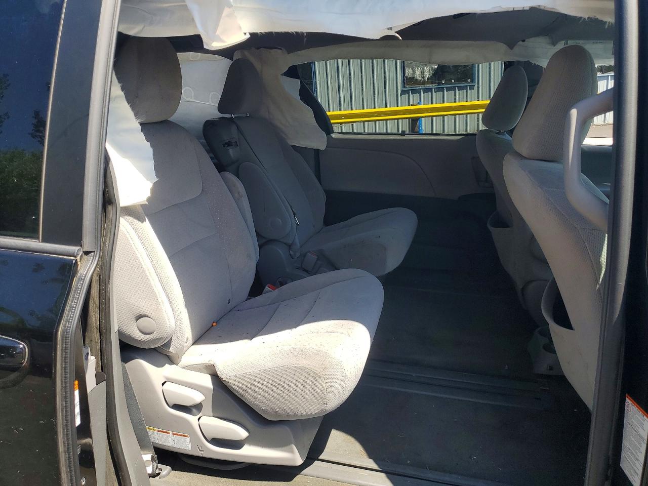 2015 TOYOTA SIENNA LE photo 19