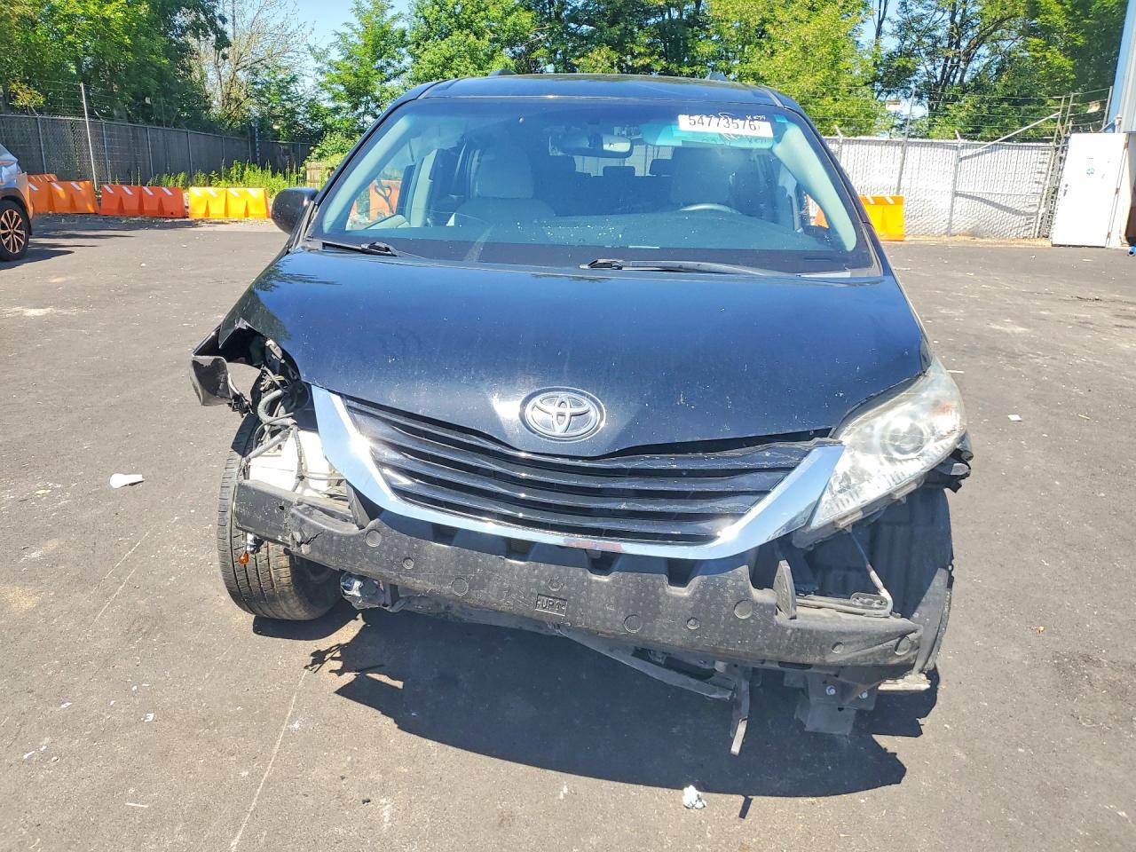 2015 TOYOTA SIENNA LE photo 9
