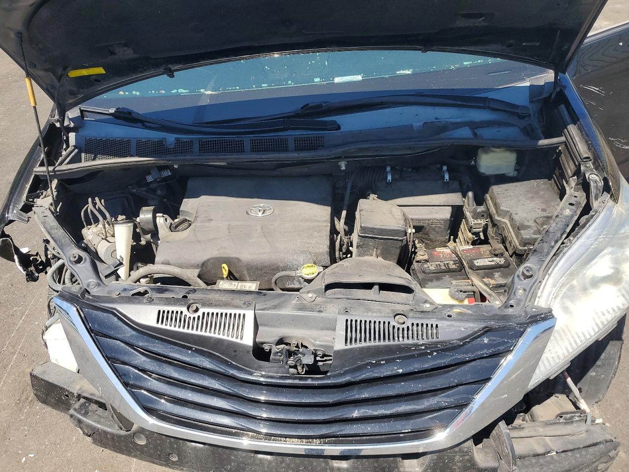 2015 TOYOTA SIENNA LE photo 21
