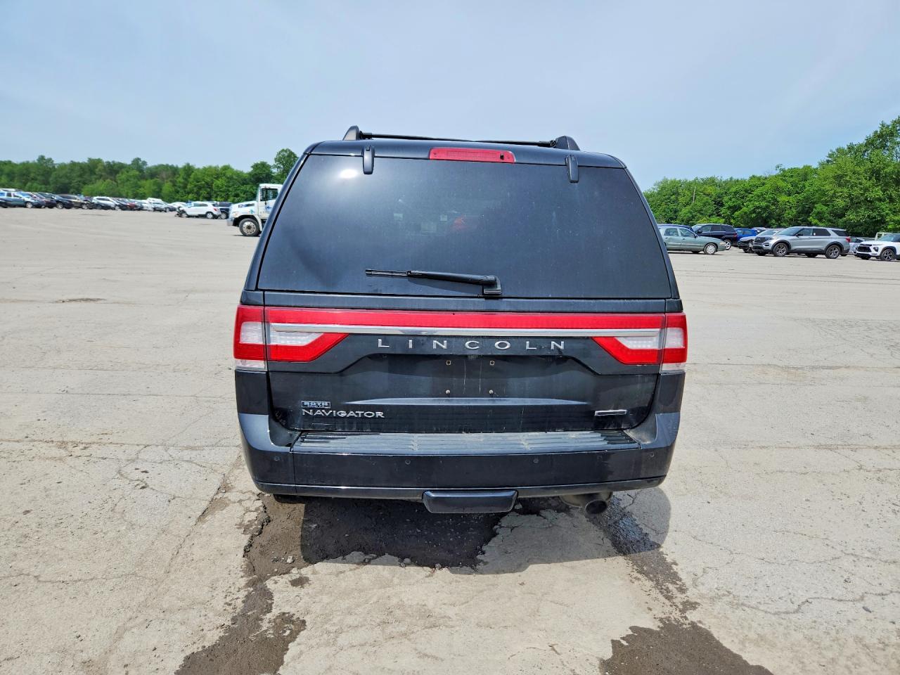 2015 LINCOLN NAVIGATOR photo 11