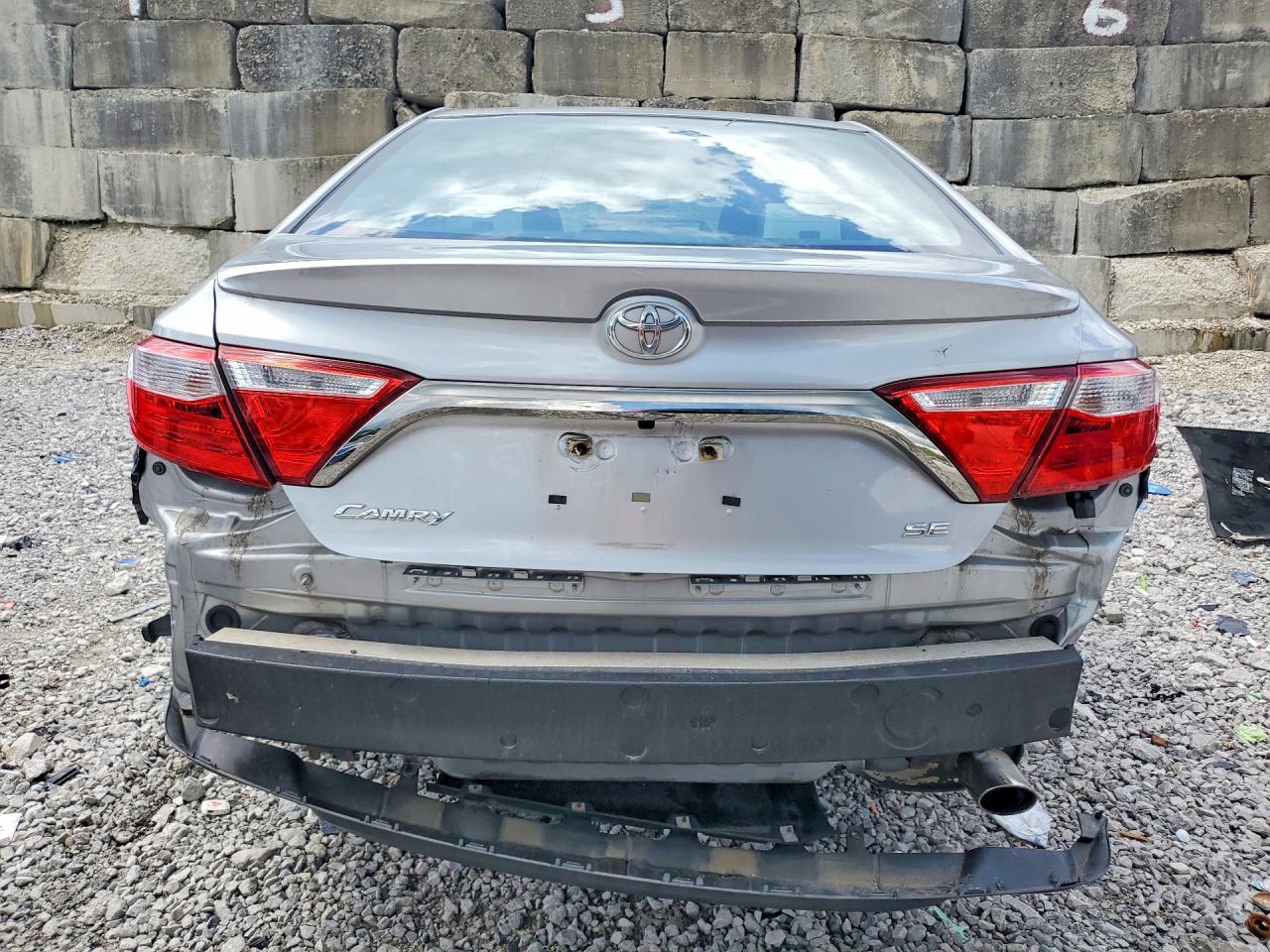 2016 TOYOTA CAMRY SE photo 16
