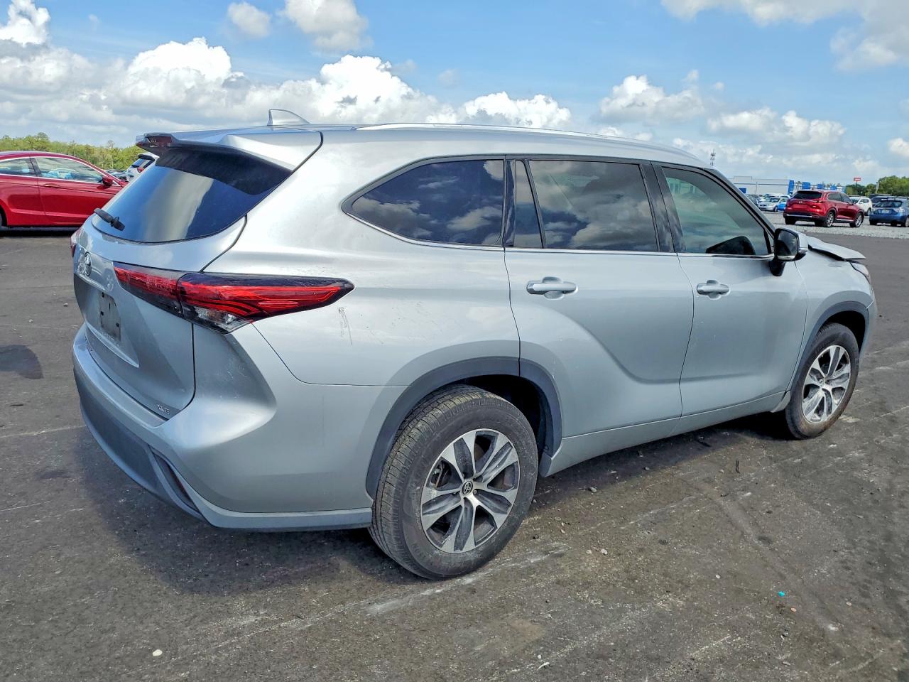 2020 TOYOTA HIGHLANDER XLE photo 5