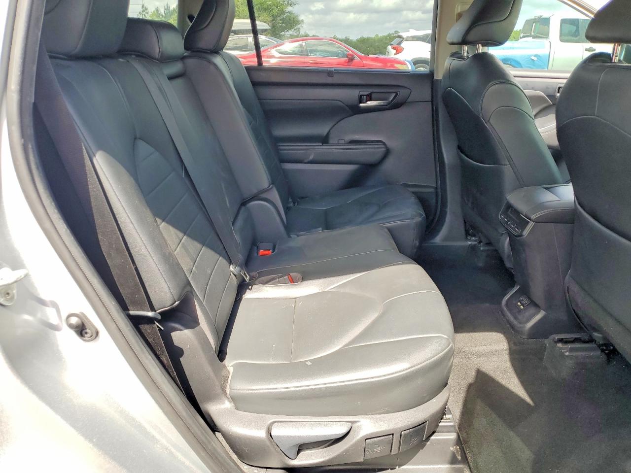 2020 TOYOTA HIGHLANDER XLE photo 21