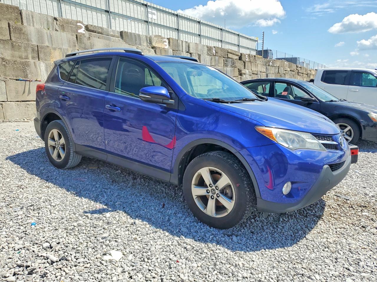 2015 TOYOTA RAV4 XLE photo 7