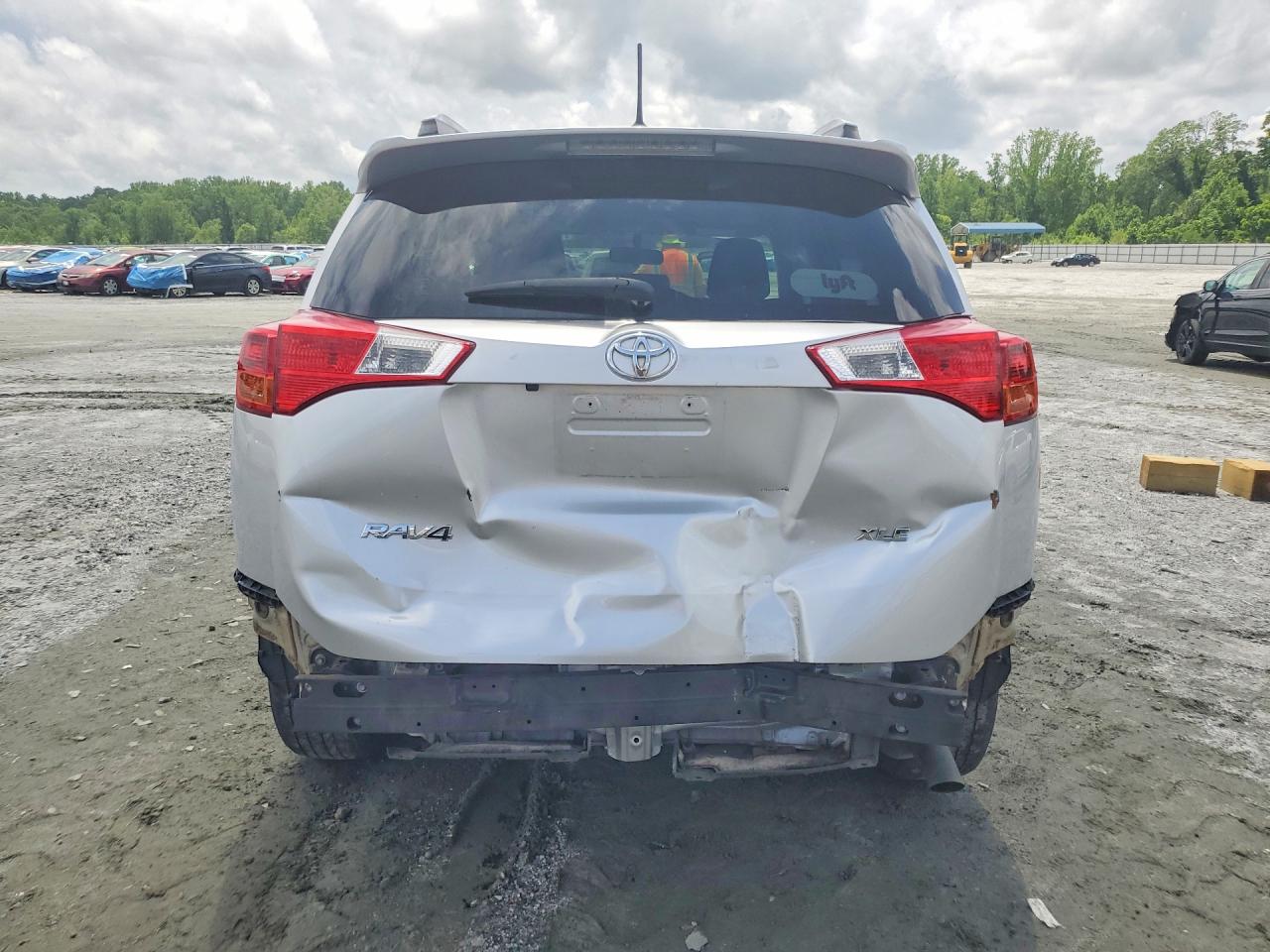 2015 TOYOTA RAV4 XLE photo 11