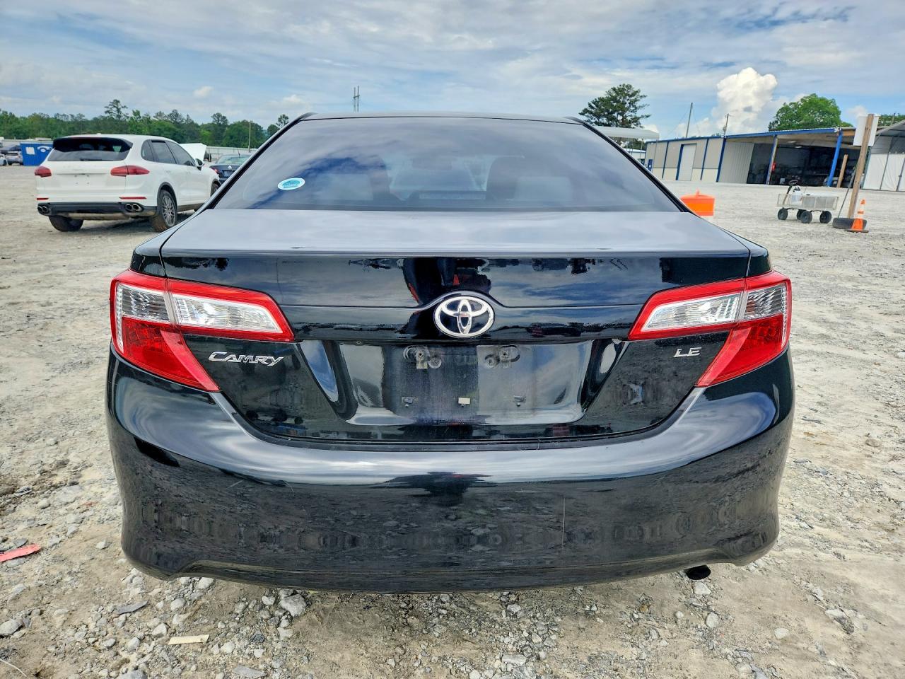 2014 TOYOTA CAMRY LE photo 11