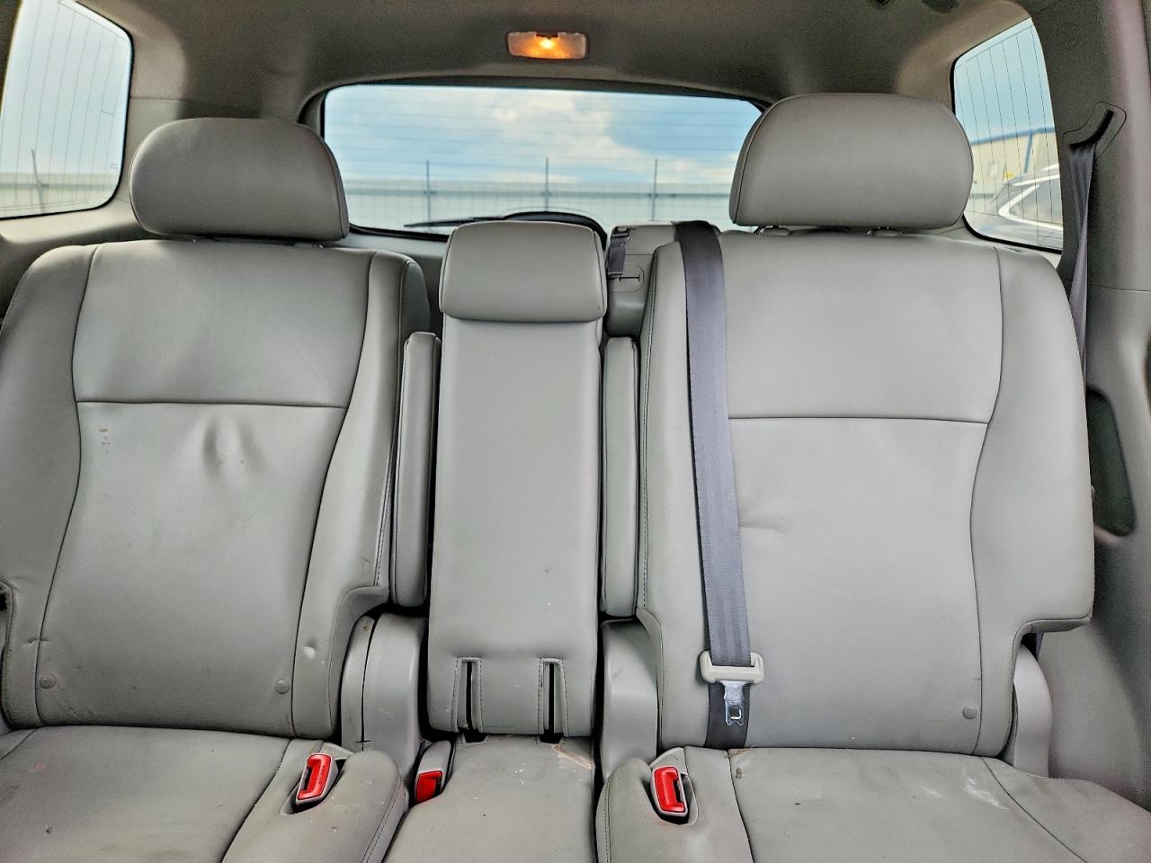 2012 TOYOTA HIGHLANDER SE photo 19