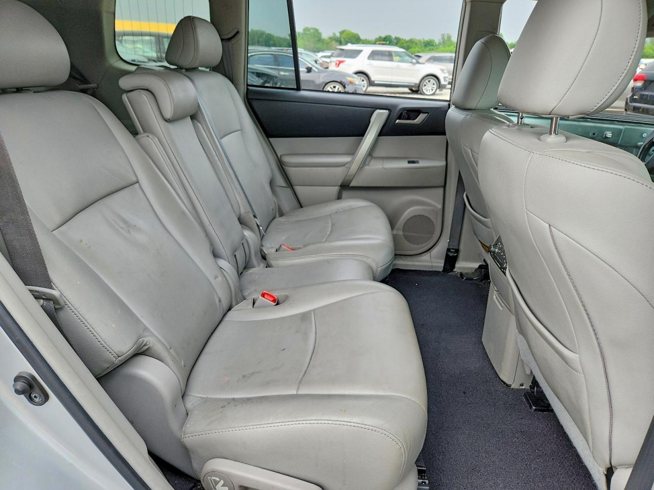 2012 TOYOTA HIGHLANDER SE photo 21