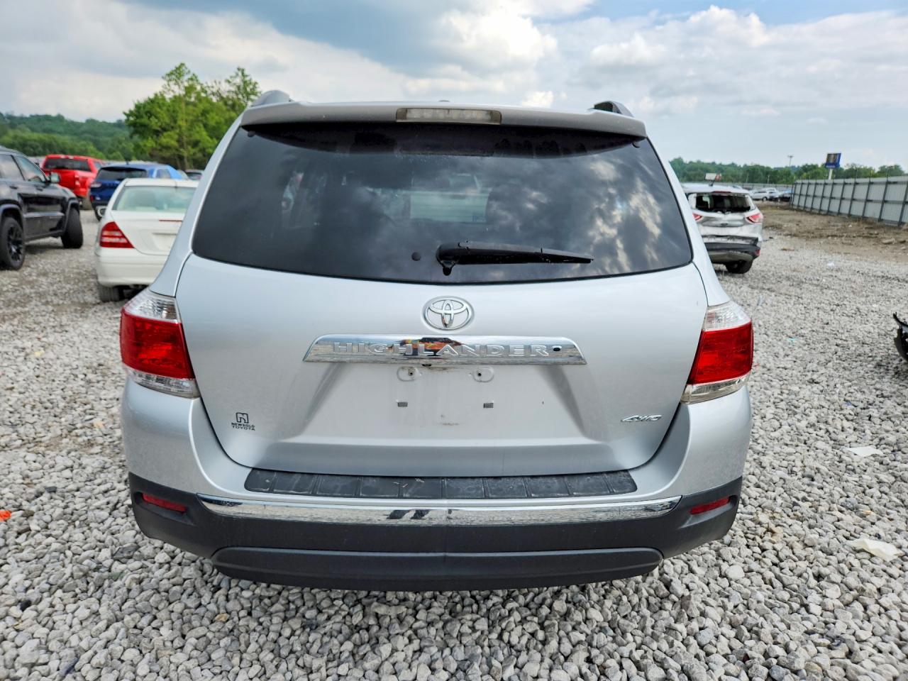 2012 TOYOTA HIGHLANDER SE photo 11