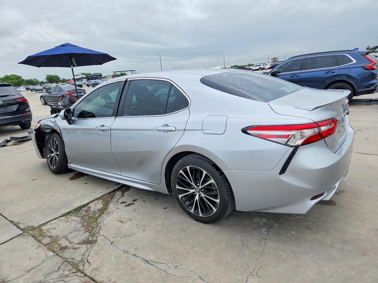 2018 TOYOTA CAMRY SE photo 3