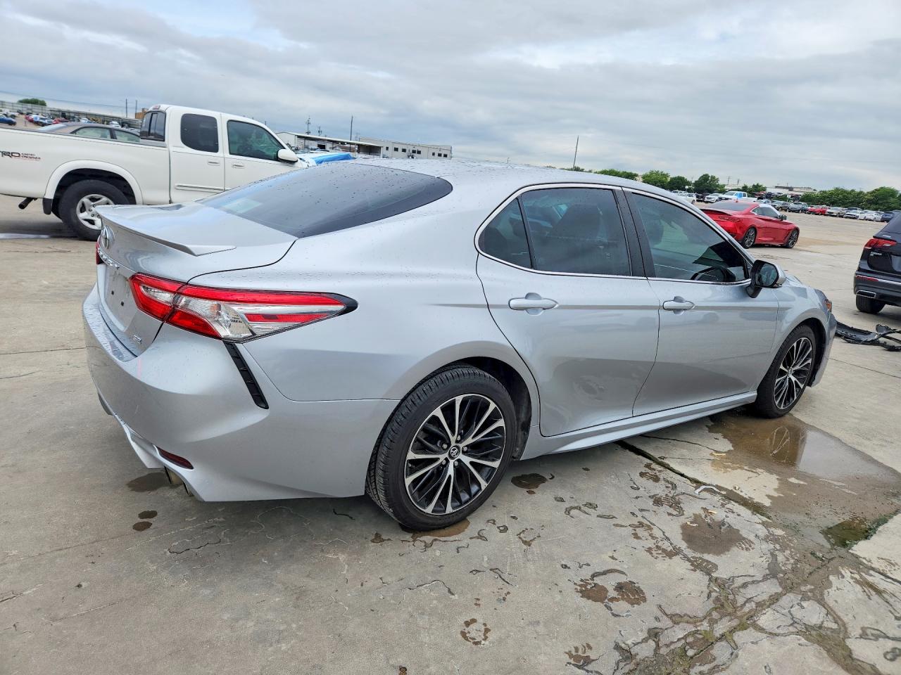 2018 TOYOTA CAMRY SE photo 5