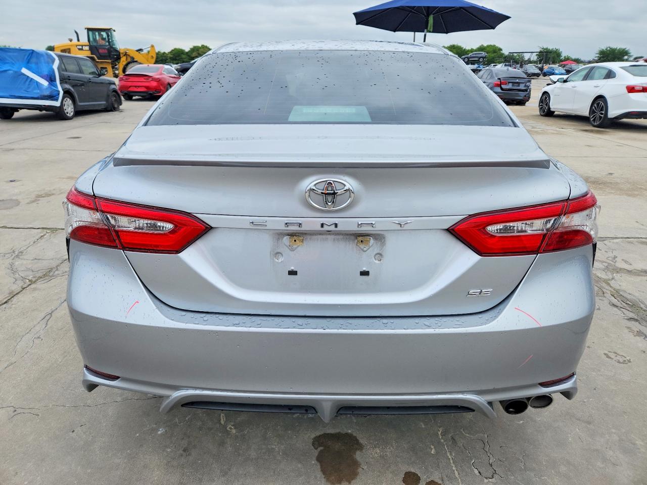 2018 TOYOTA CAMRY SE photo 11