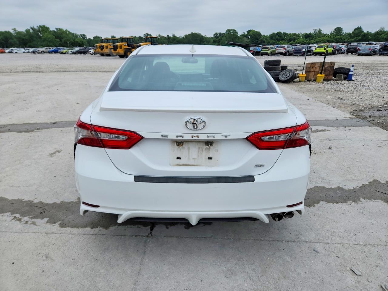 2018 TOYOTA CAMRY SE photo 11