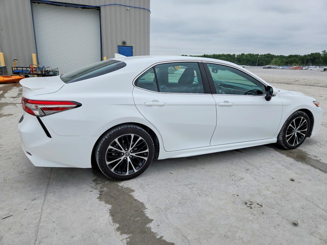 2018 TOYOTA CAMRY SE photo 5