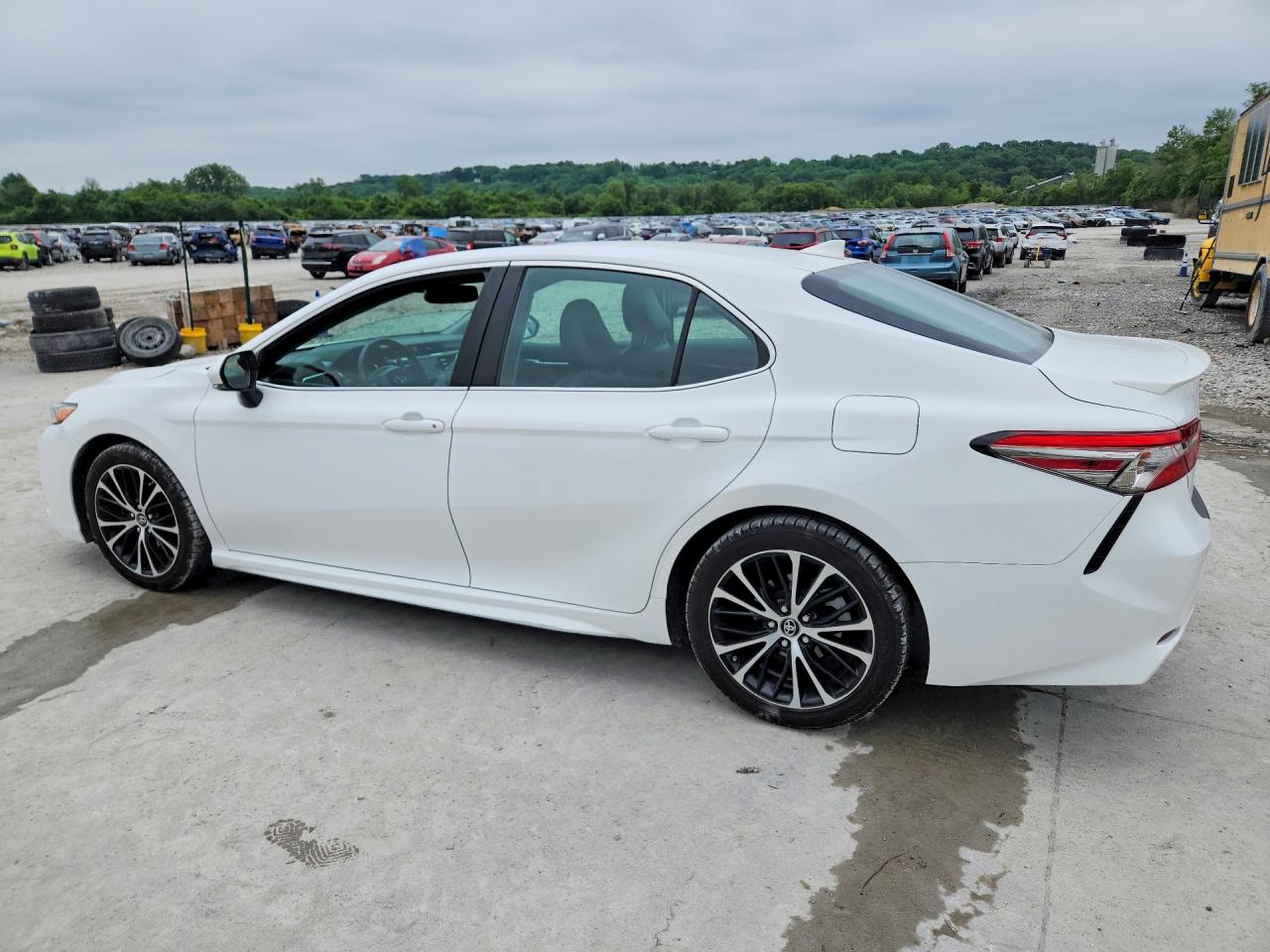 2018 TOYOTA CAMRY SE photo 3
