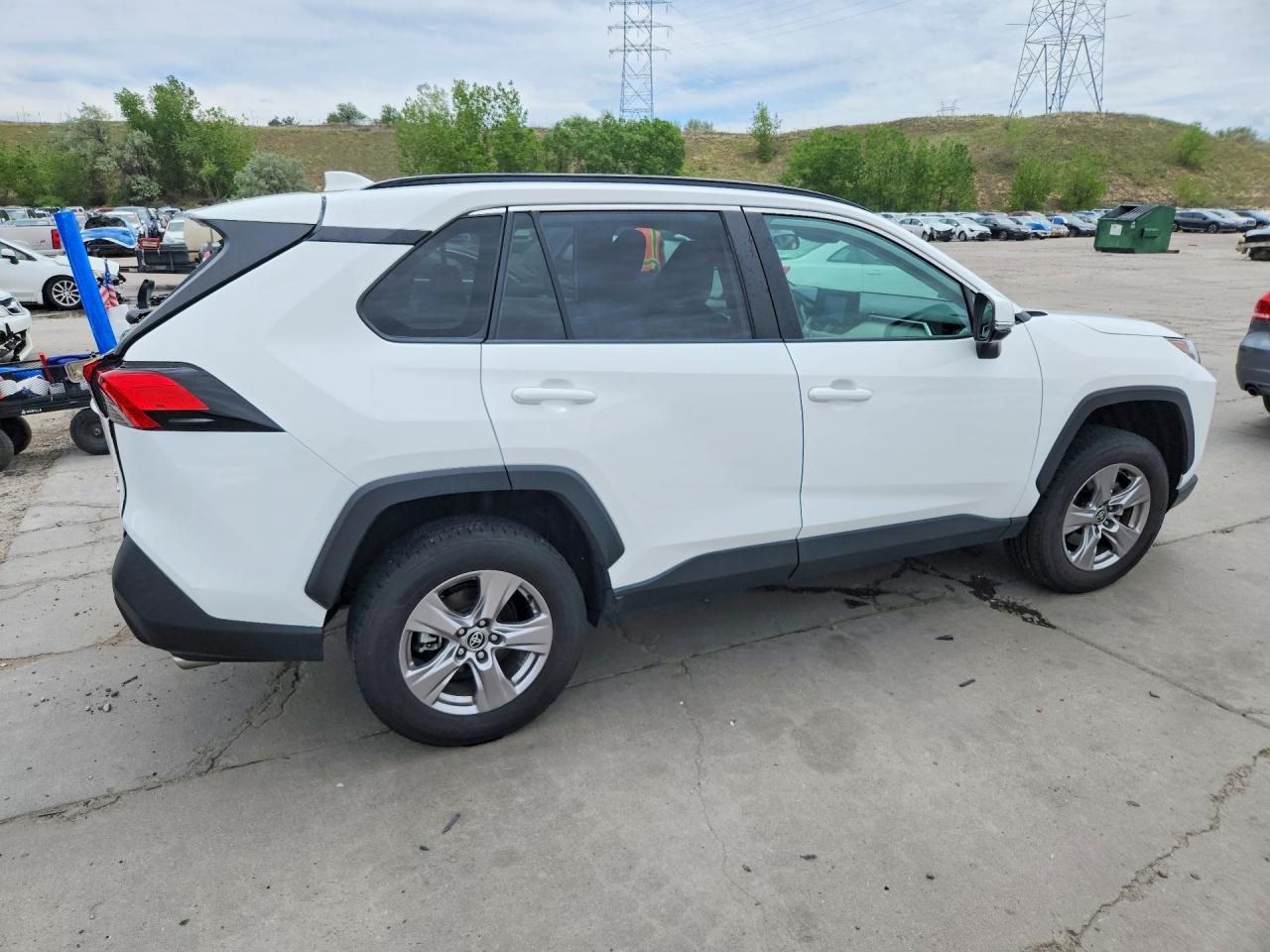 2022 TOYOTA RAV4 XLE photo 7