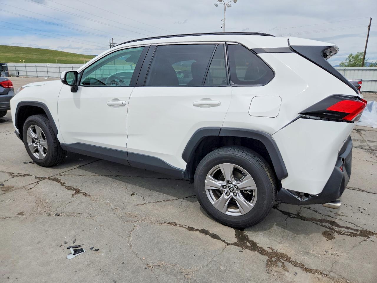 2022 TOYOTA RAV4 XLE photo 4