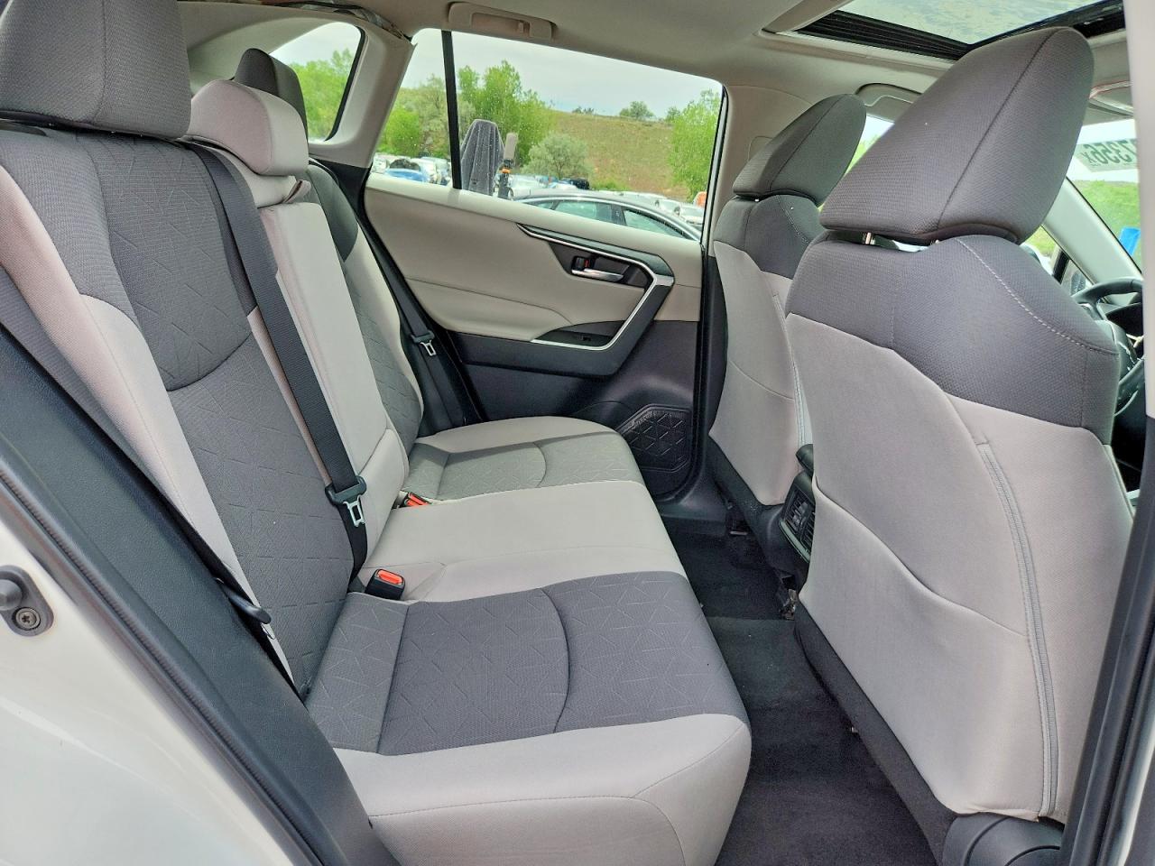 2022 TOYOTA RAV4 XLE photo 31