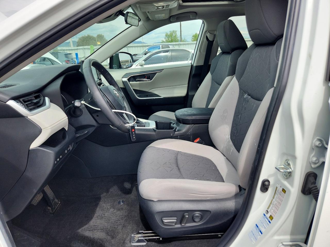 2022 TOYOTA RAV4 XLE photo 19