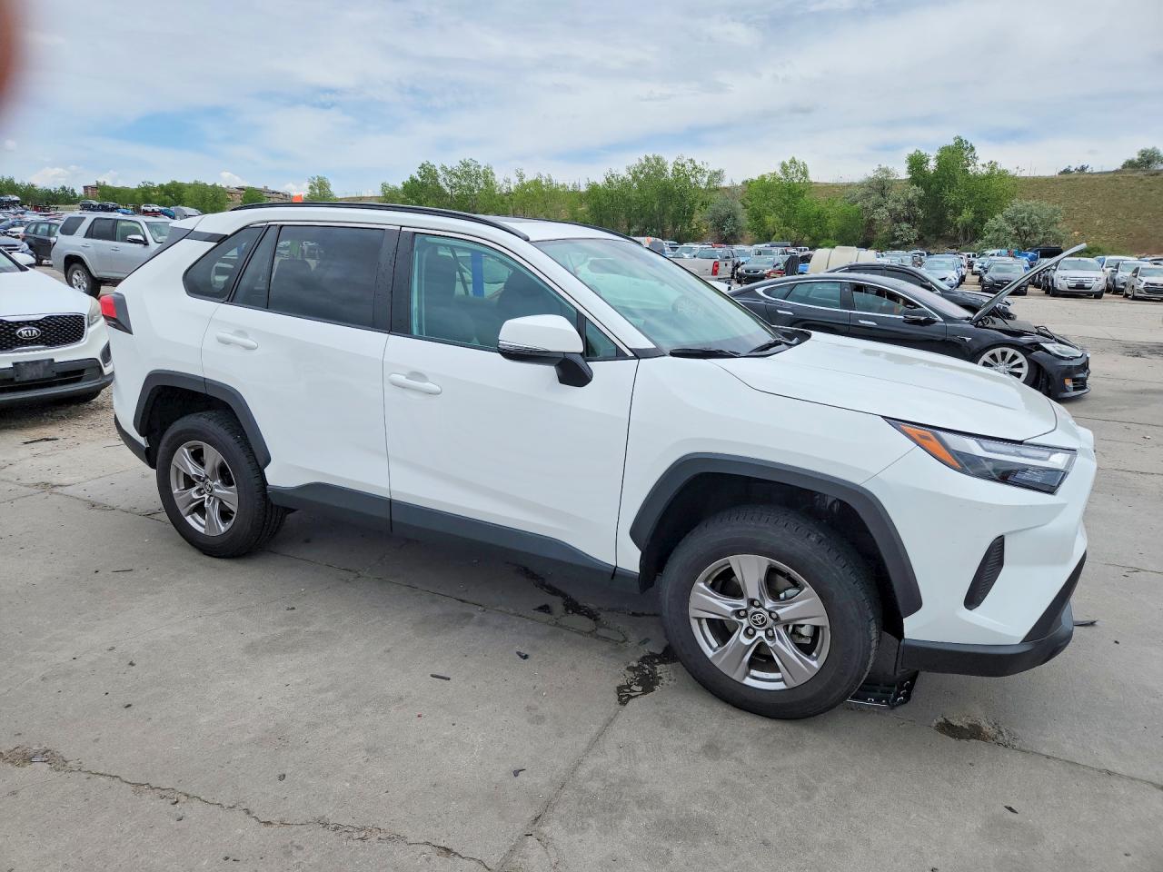2022 TOYOTA RAV4 XLE photo 10