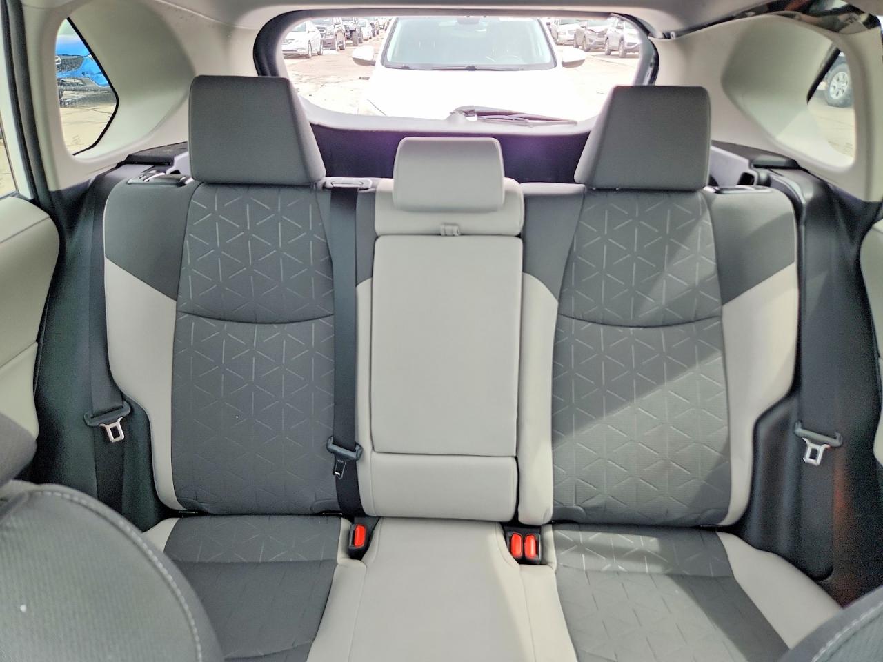 2022 TOYOTA RAV4 XLE photo 28