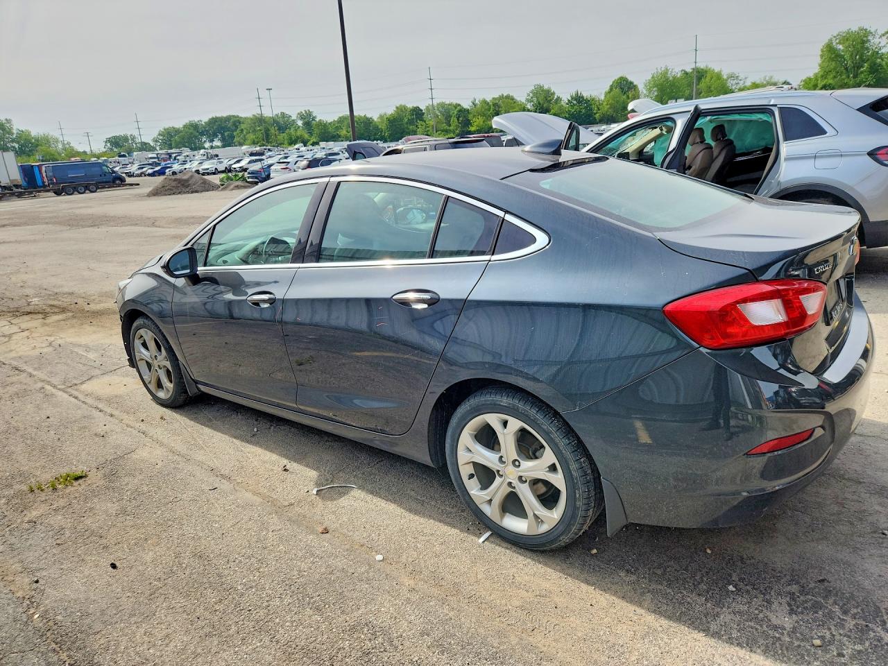 2017 CHEVROLET CRUZE PREMIER photo 2
