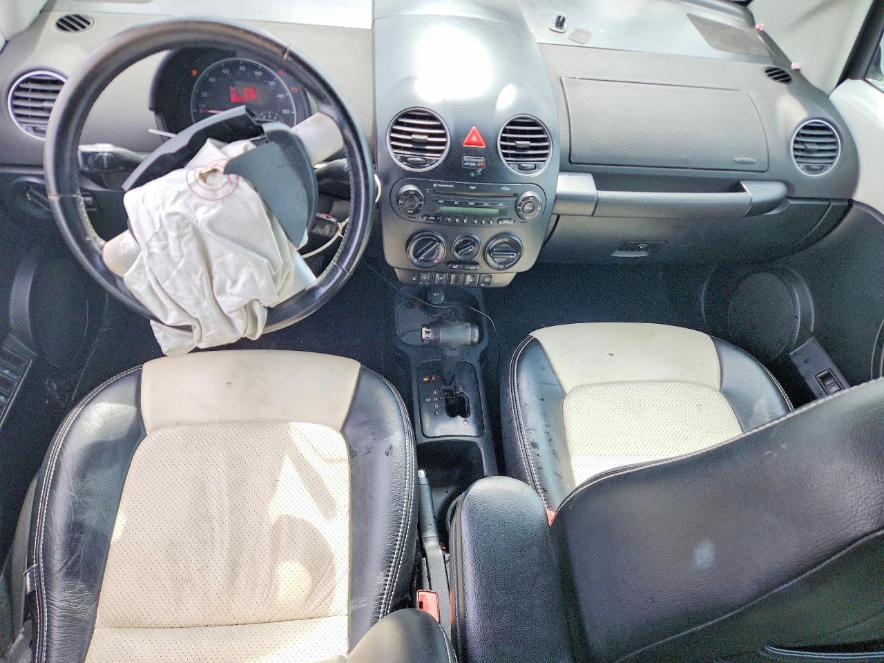2009 VOLKSWAGEN NEW BEETLE S photo 22