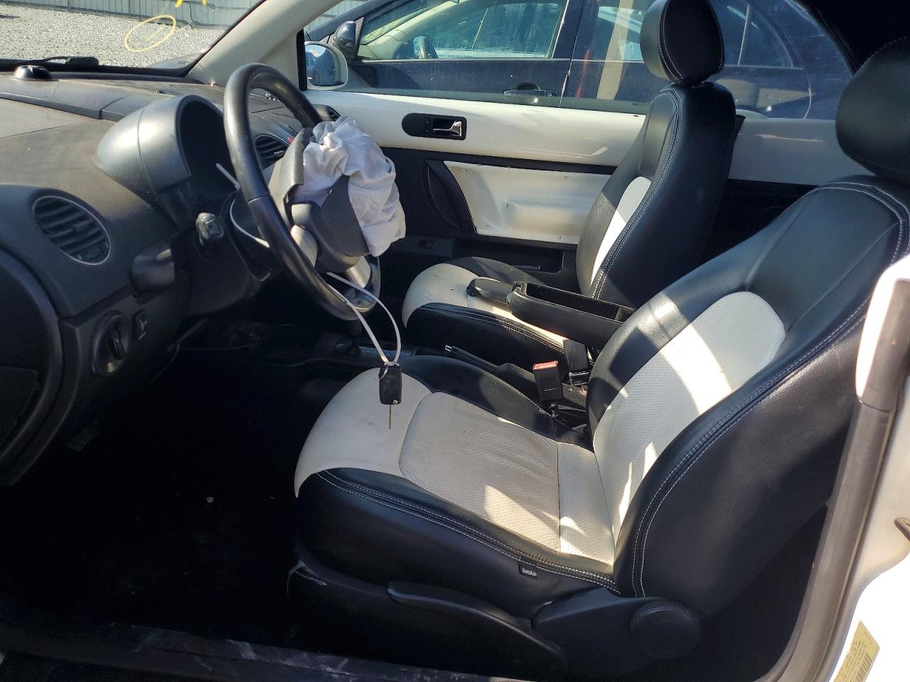 2009 VOLKSWAGEN NEW BEETLE S photo 19