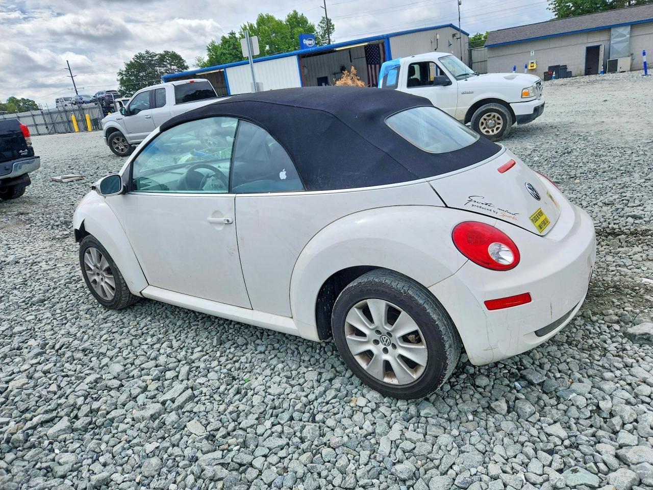 2009 VOLKSWAGEN NEW BEETLE S photo 4