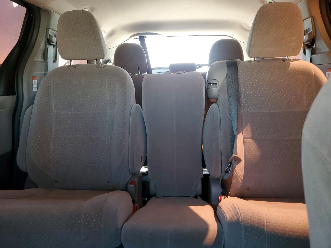 2015 TOYOTA SIENNA LE photo 19