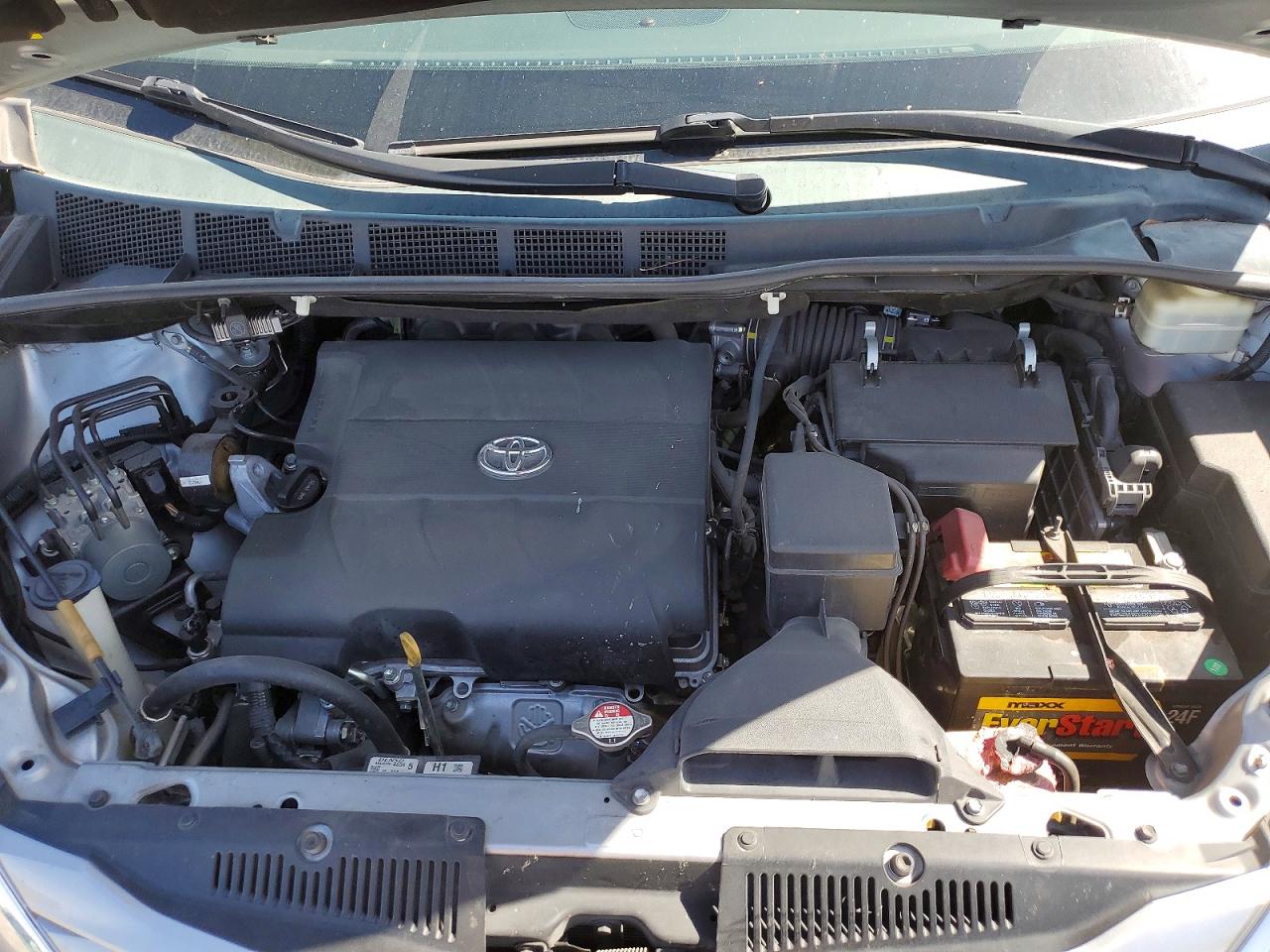 2015 TOYOTA SIENNA LE photo 23