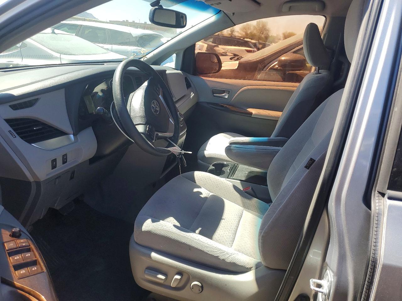 2015 TOYOTA SIENNA LE photo 13
