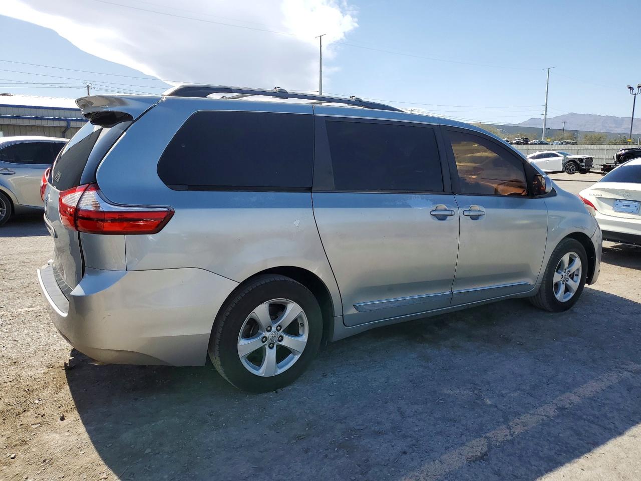 2015 TOYOTA SIENNA LE photo 5