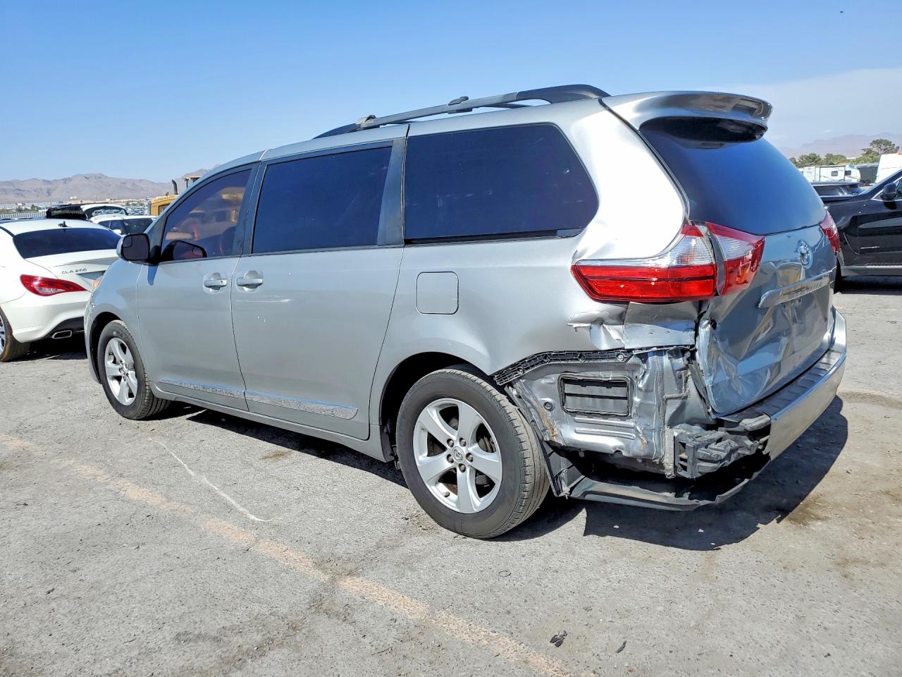 2015 TOYOTA SIENNA LE photo 3
