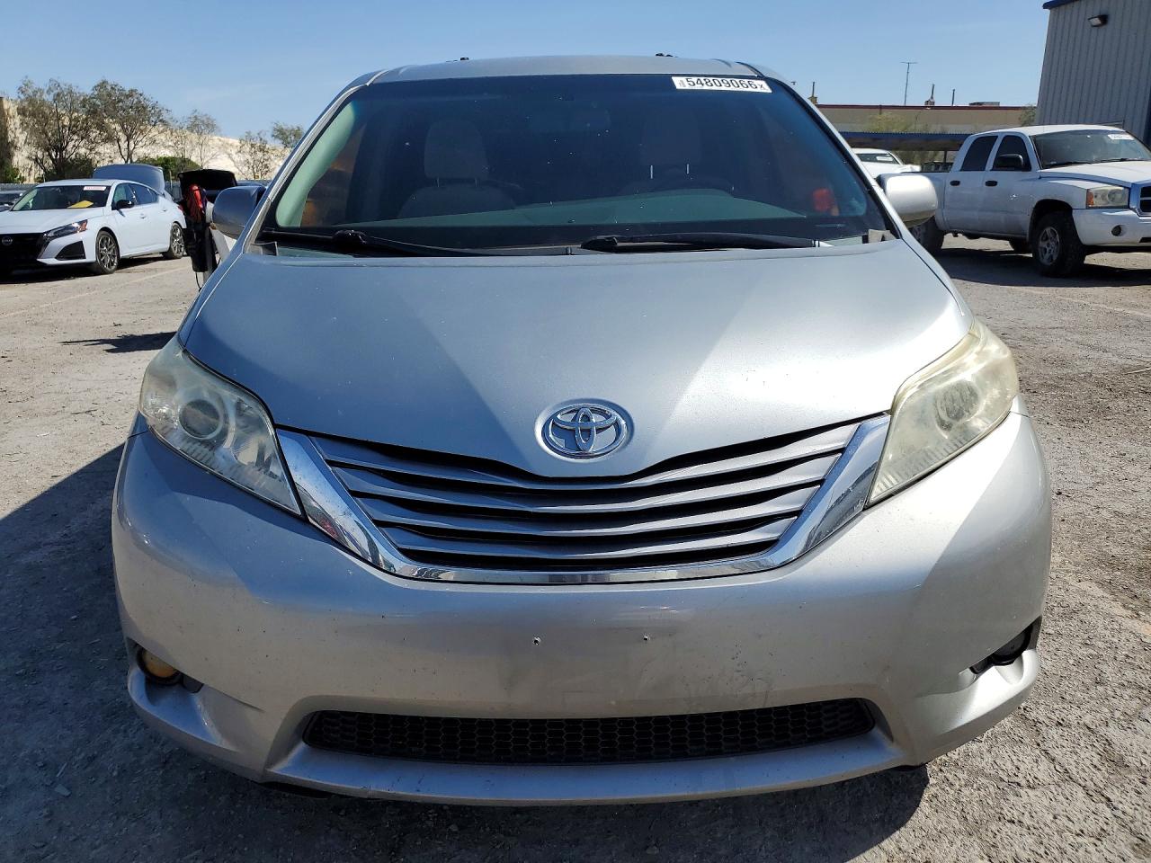 2015 TOYOTA SIENNA LE photo 9