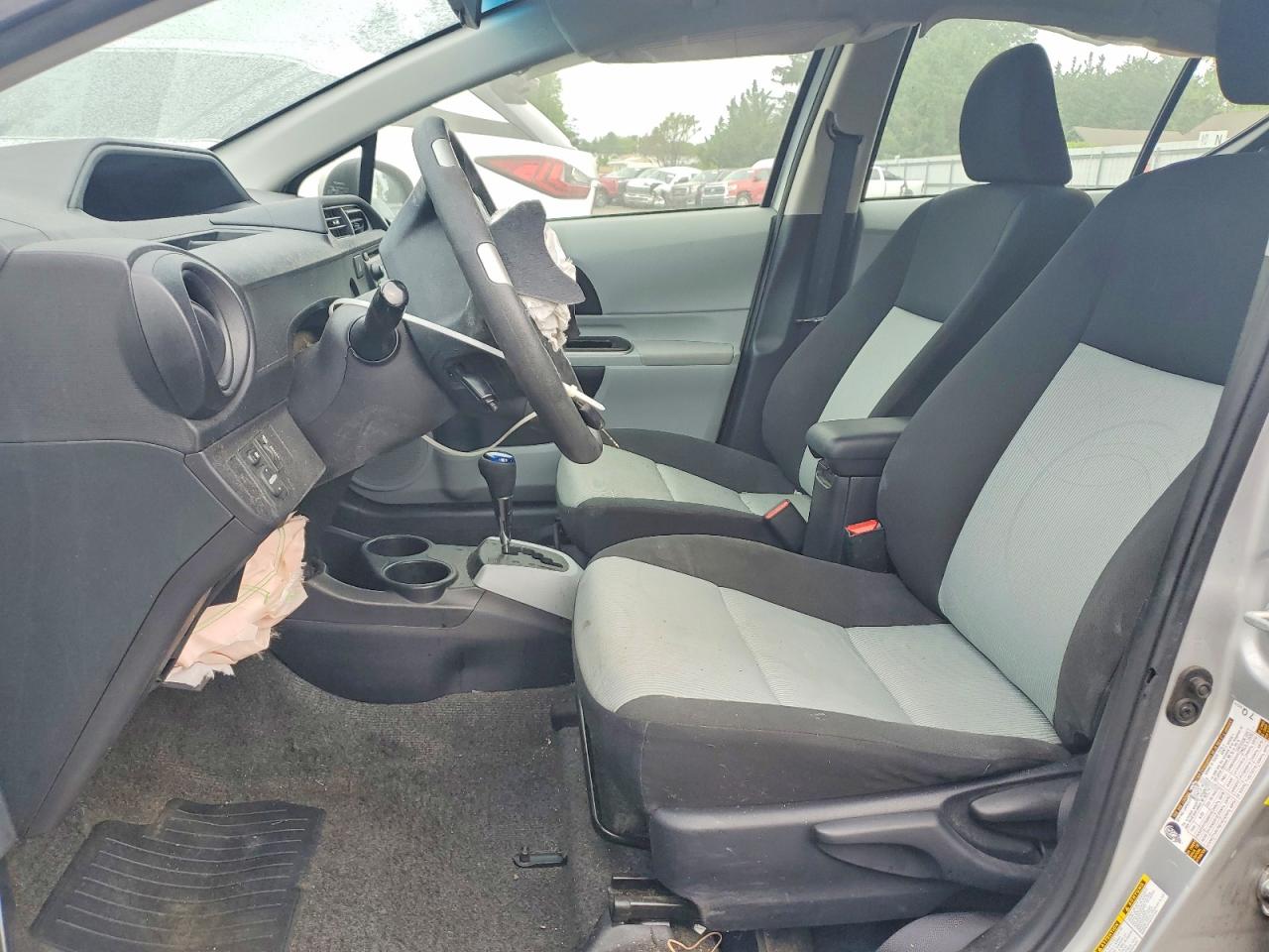 2014 TOYOTA PRIUS C TWO photo 19