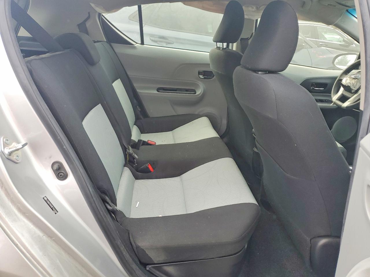 2014 TOYOTA PRIUS C TWO photo 28