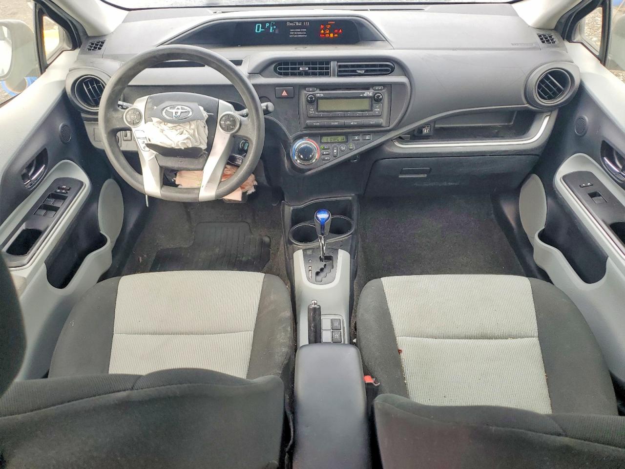 2014 TOYOTA PRIUS C TWO photo 22