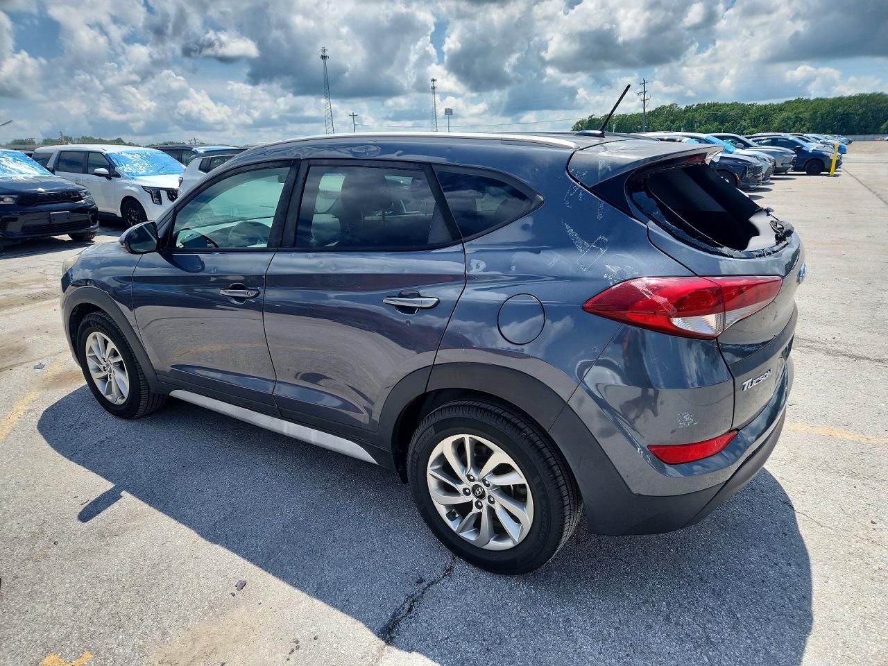 2017 HYUNDAI TUCSON SE photo 4