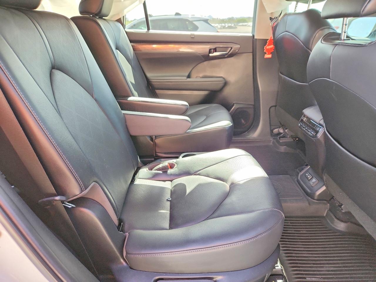 2022 TOYOTA HIGHLANDER HYBRID PLATINUM photo 19