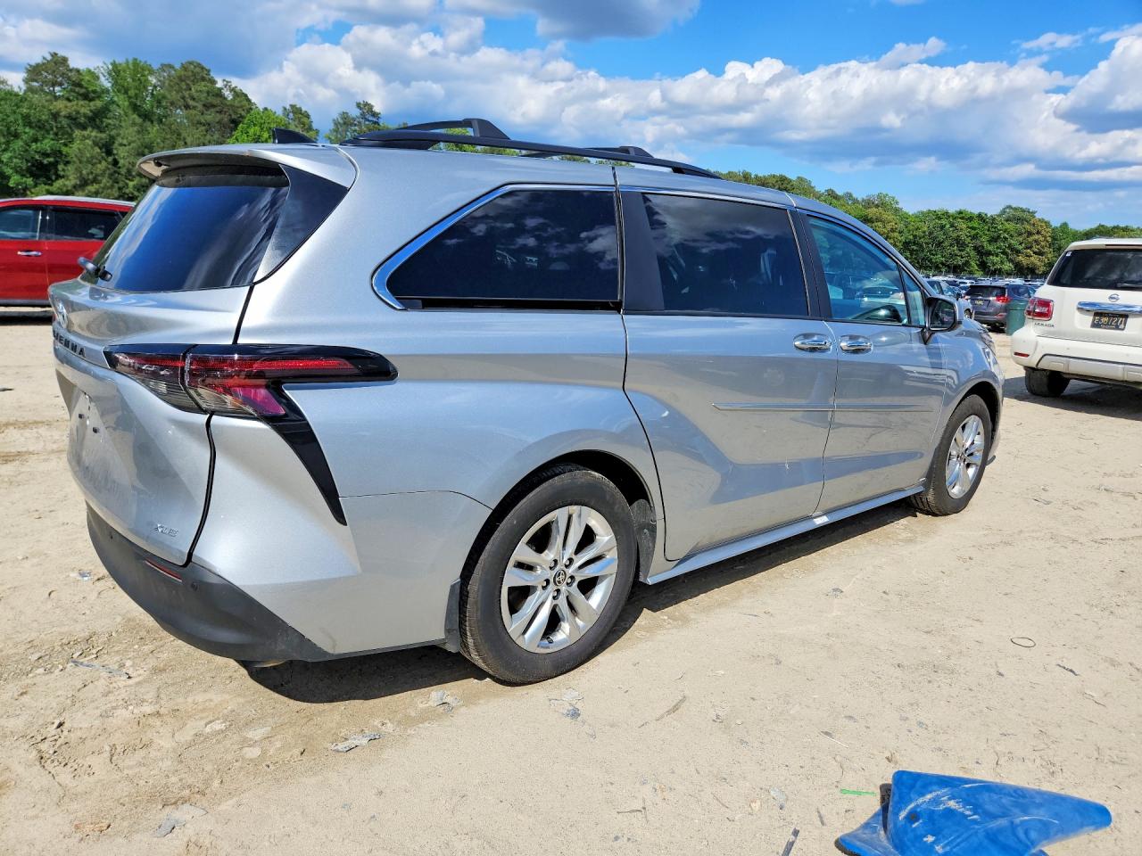 2025 TOYOTA SIENNA XLE 7-PASSENGER photo 3