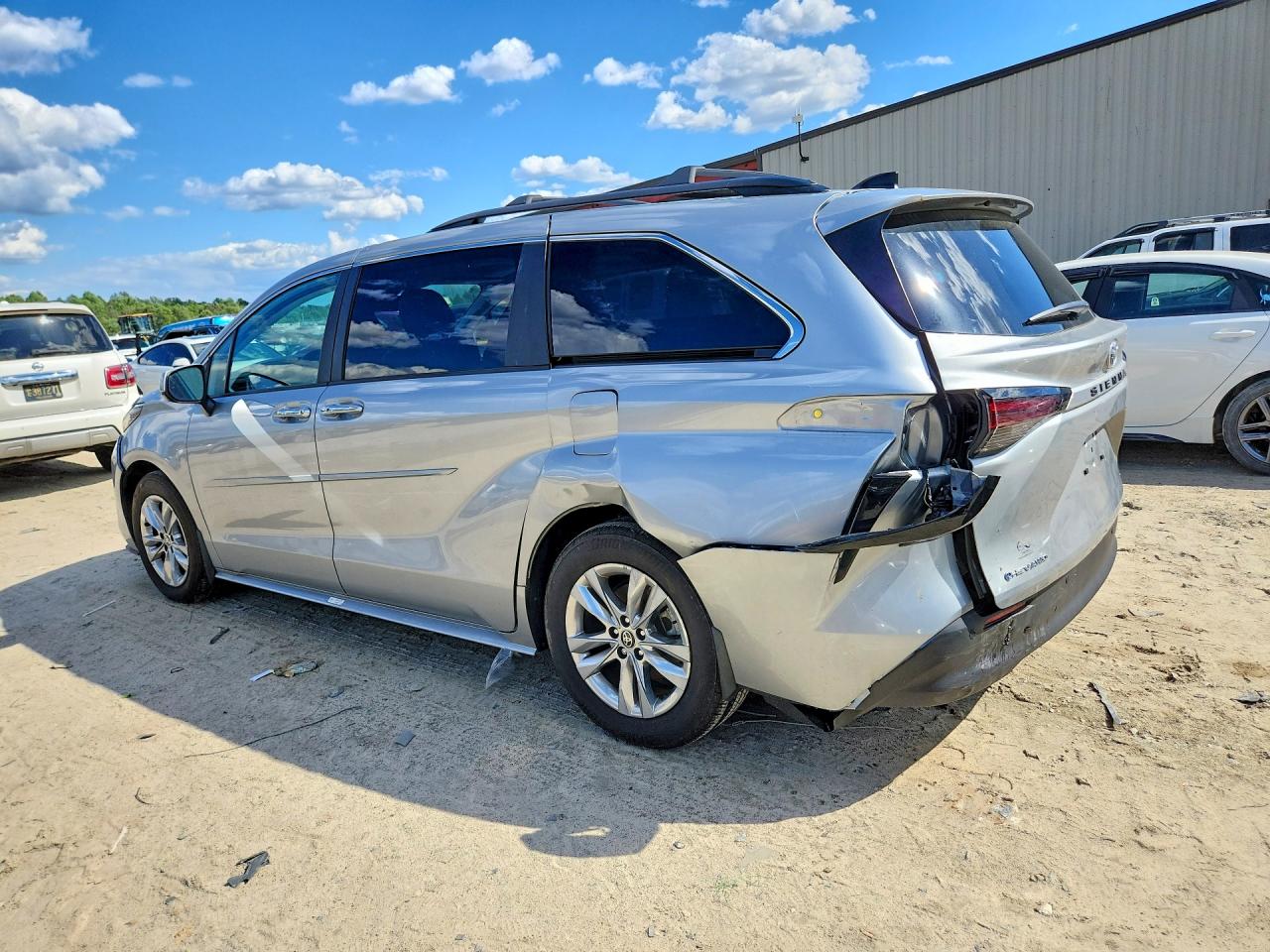 2025 TOYOTA SIENNA XLE 7-PASSENGER photo 2