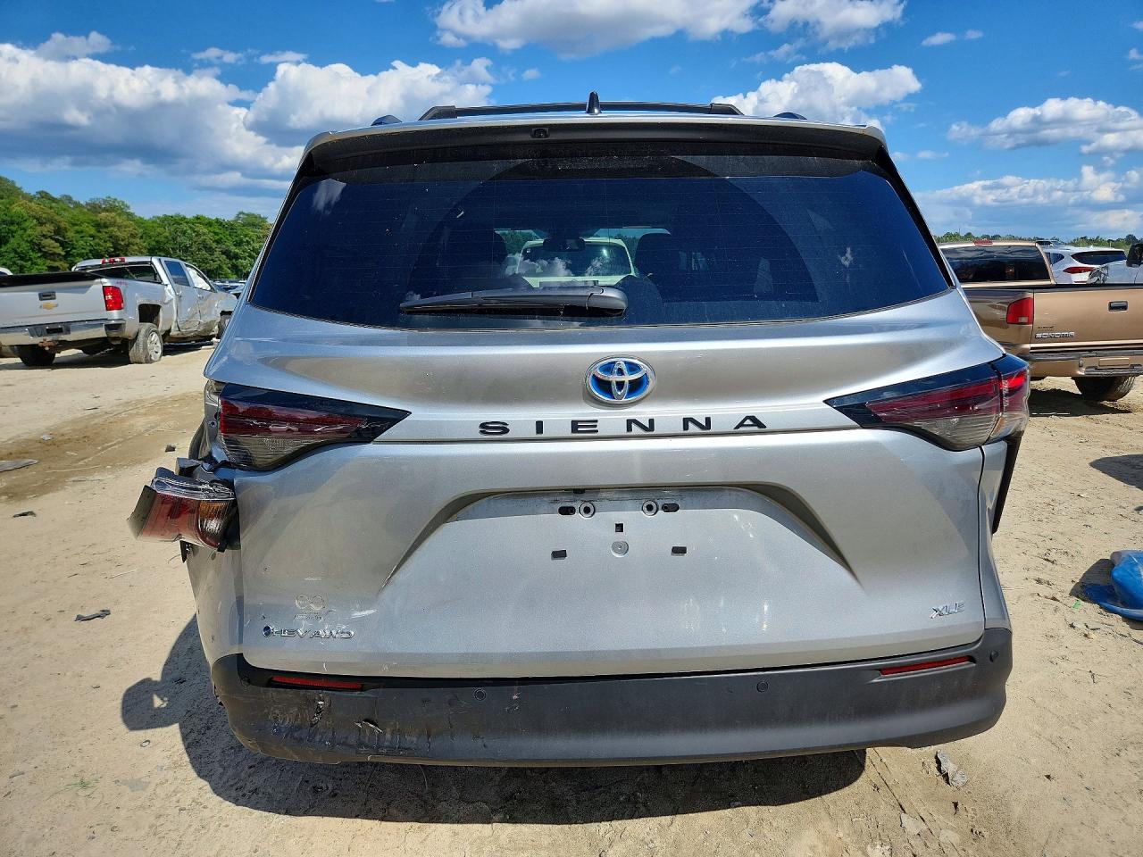 2025 TOYOTA SIENNA XLE 7-PASSENGER photo 6