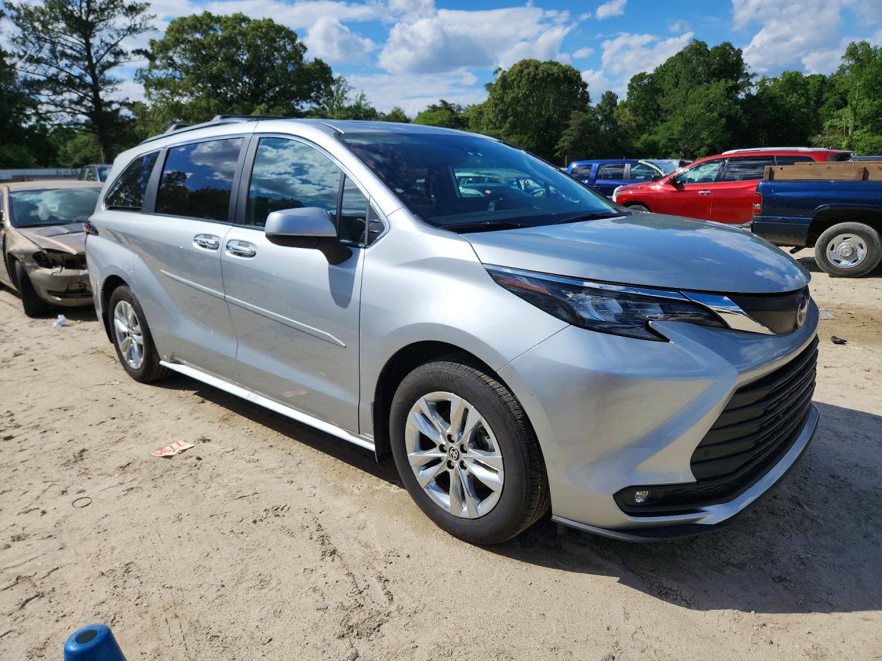 2025 TOYOTA SIENNA XLE 7-PASSENGER photo 4