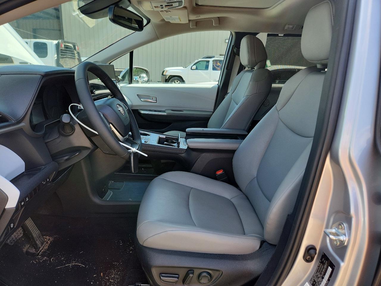 2025 TOYOTA SIENNA XLE 7-PASSENGER photo 7