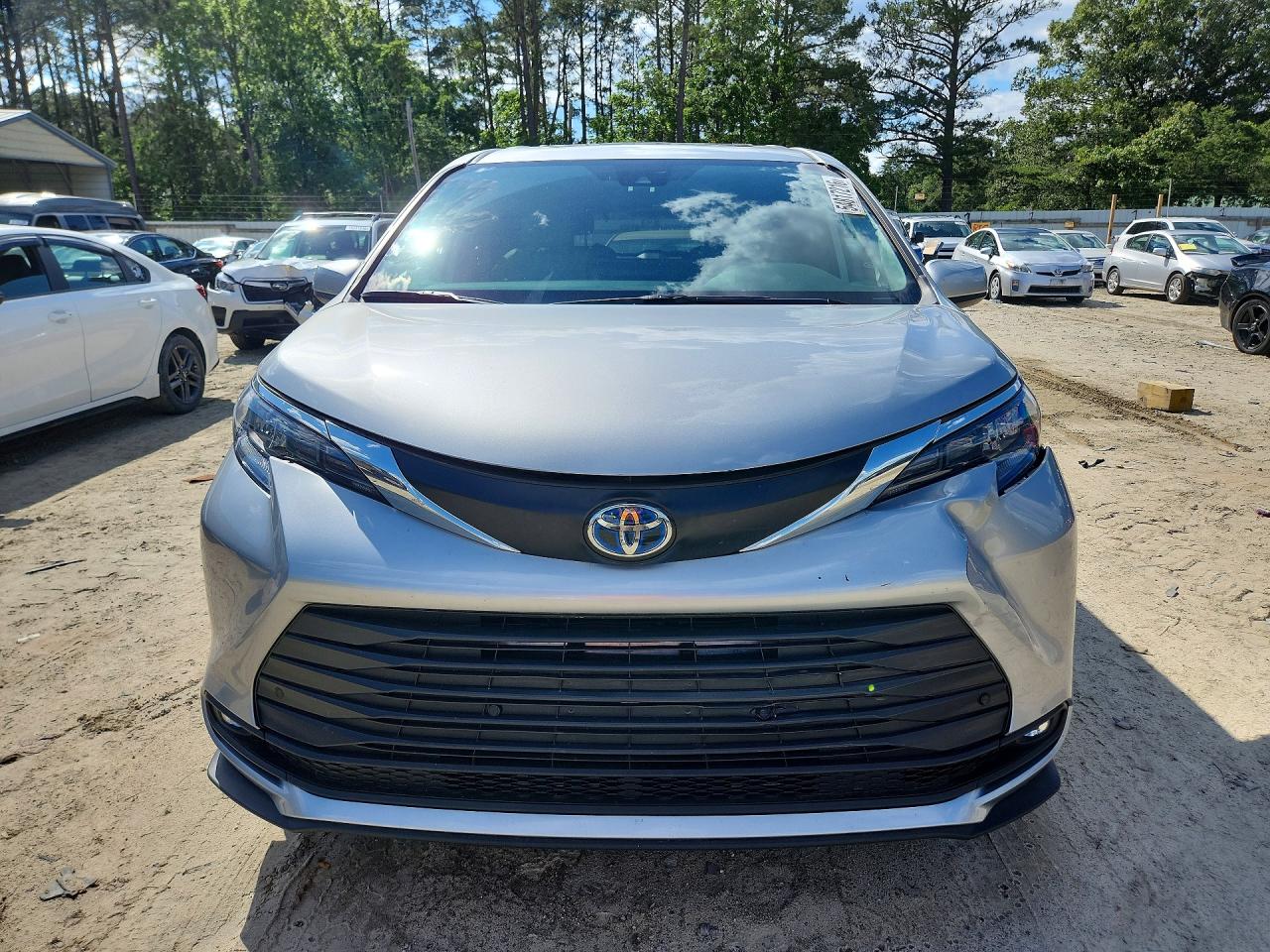2025 TOYOTA SIENNA XLE 7-PASSENGER photo 5