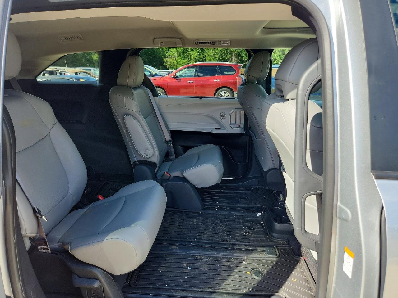 2025 TOYOTA SIENNA XLE 7-PASSENGER photo 11