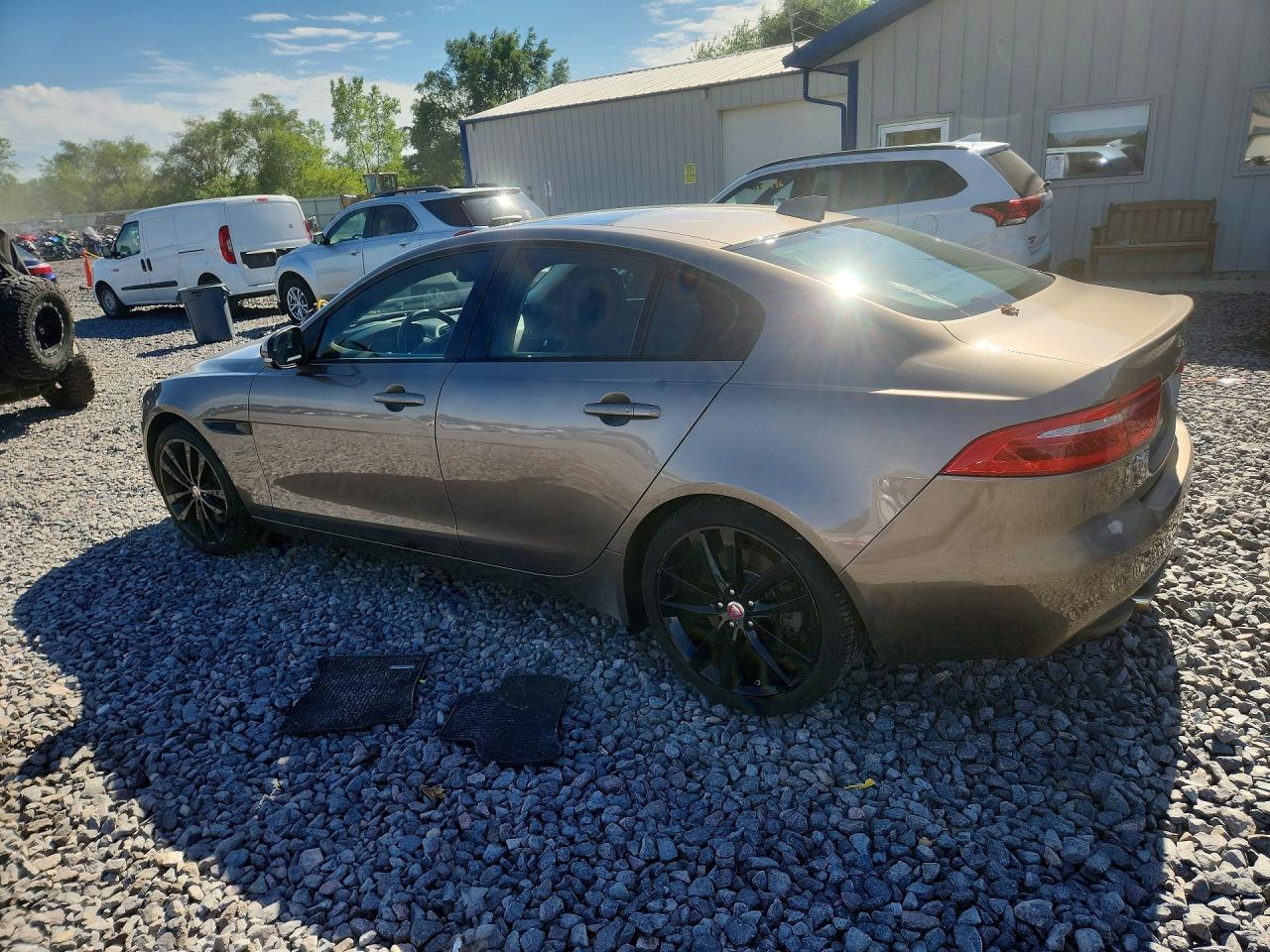 2017 JAGUAR XE PRESTIGE photo 3