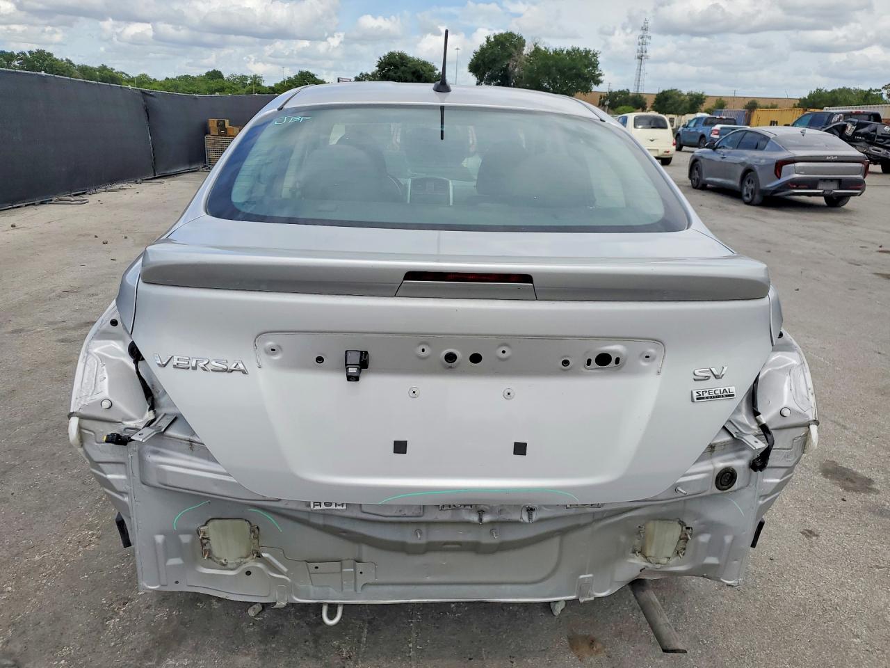 2018 NISSAN VERSA SV photo 11